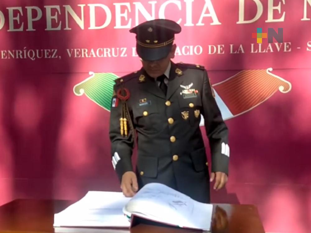 Guardia de honor de la 26 zona militar en el monumento a Hidalgo