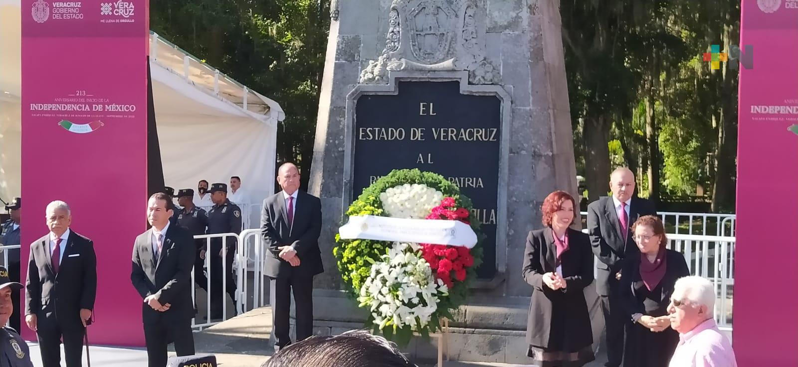 IPAX monta guardia de honor con motivo del mes patrio en parque Miguel Hidalgo
