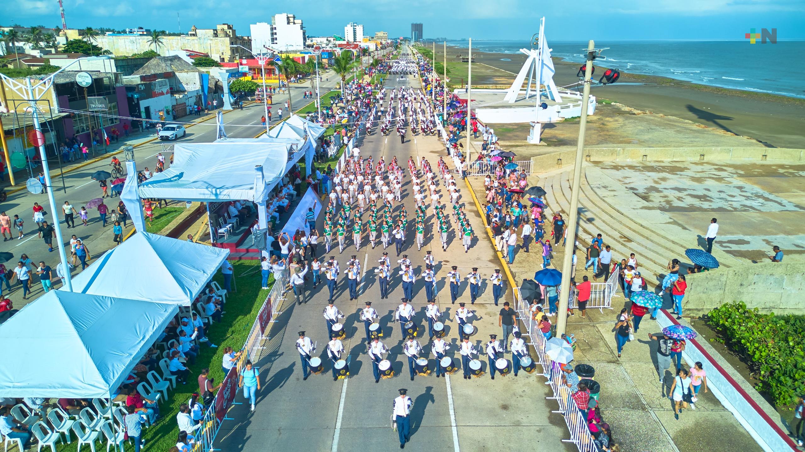 Más de mil estudiantes participaron en desfile cívico-militar