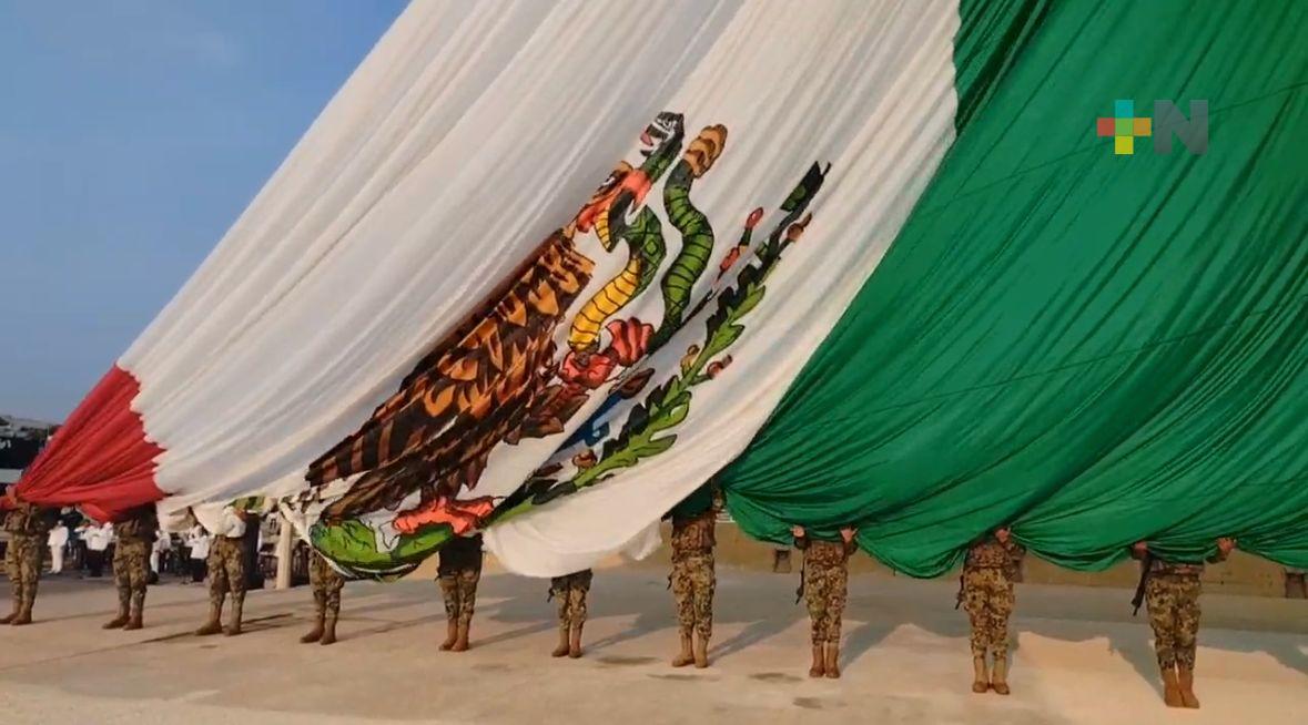 Con izamiento de la bandera inician las actividades del mes patrio en Coatzacoalcos