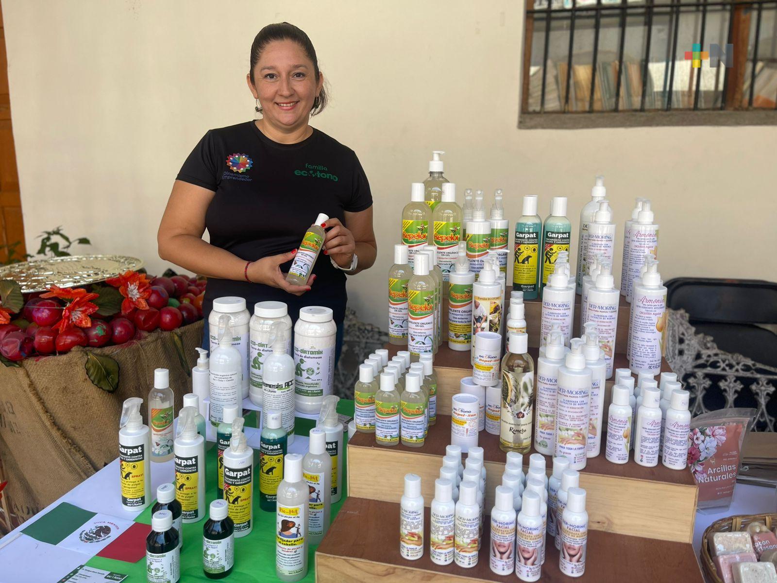 Continúan artesanos ofreciendo sus productos en pabellón artesanal de Coatepec