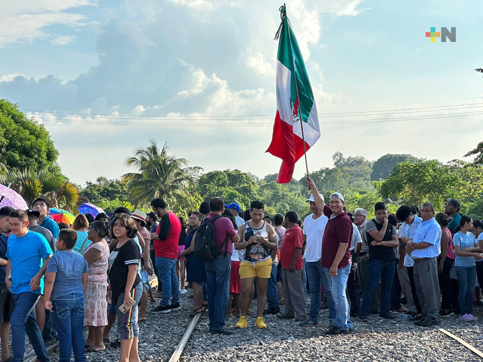 Pobladores de Chinameca esperan llegada de López Obrador en Ferrocarril del Istmo