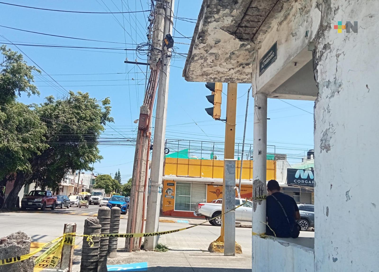 Reportan en Veracruz puerto poste deteriorado, riesgoso para transeúntes y autos