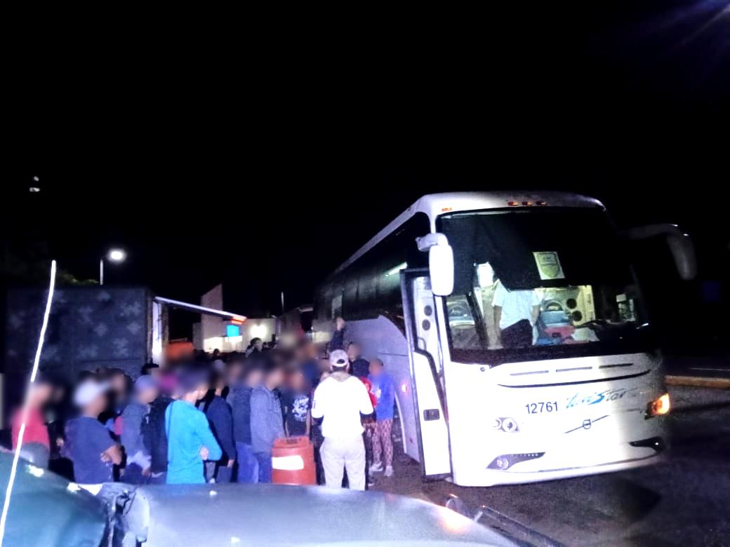 Rescatan a migrantes de Honduras y Guatemala en autopista Las Choapas- Ocozocoautla