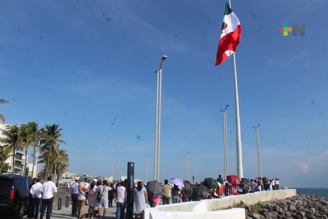 Realizan izado de bandera monumental en zona conurbada Veracruz-Boca del Río