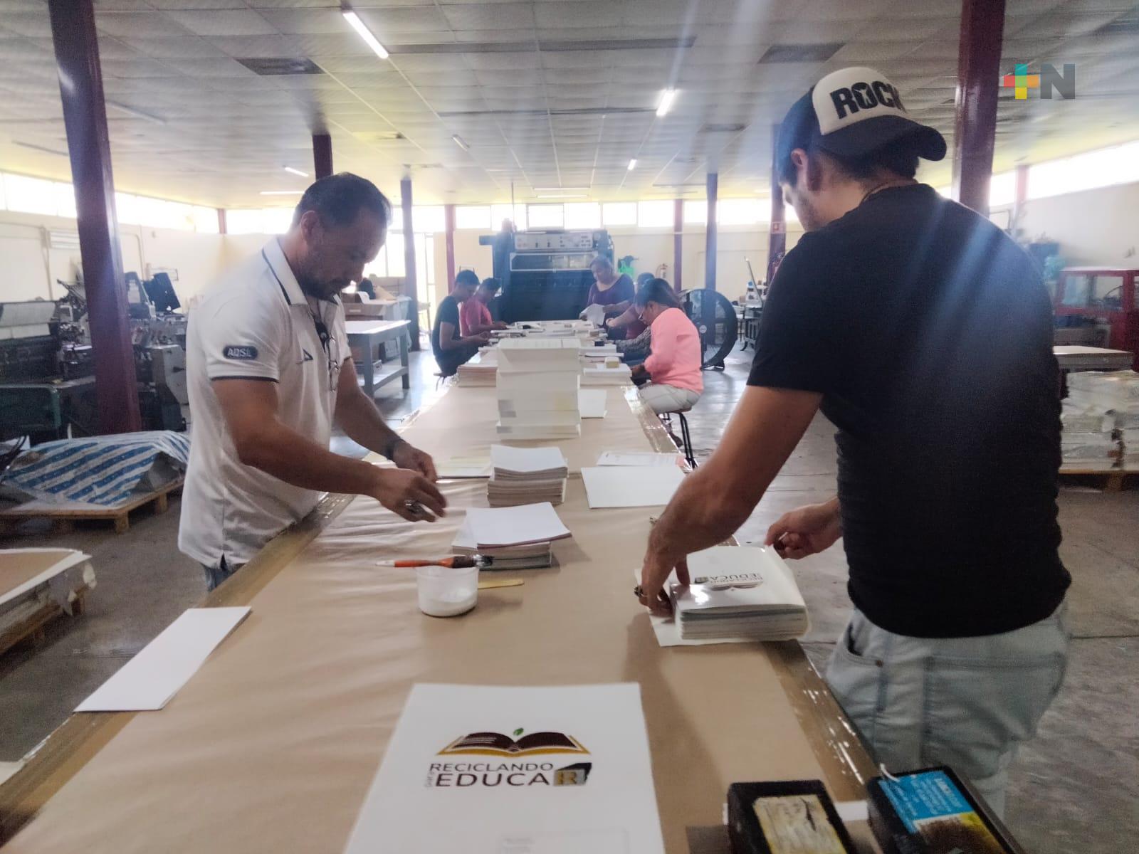 En Editora de Gobierno preparan libretas para infantes de primarias de Soledad Atzompa