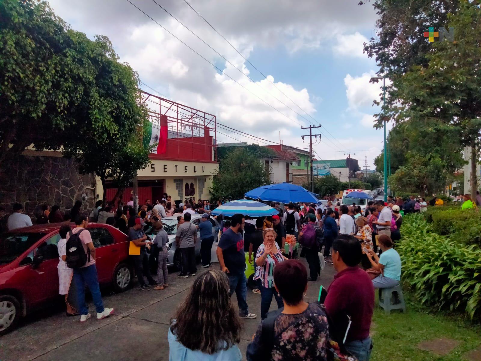 Abre SETSUV bolsa de trabajo, numerosas  personas se concentran para entregar documentos