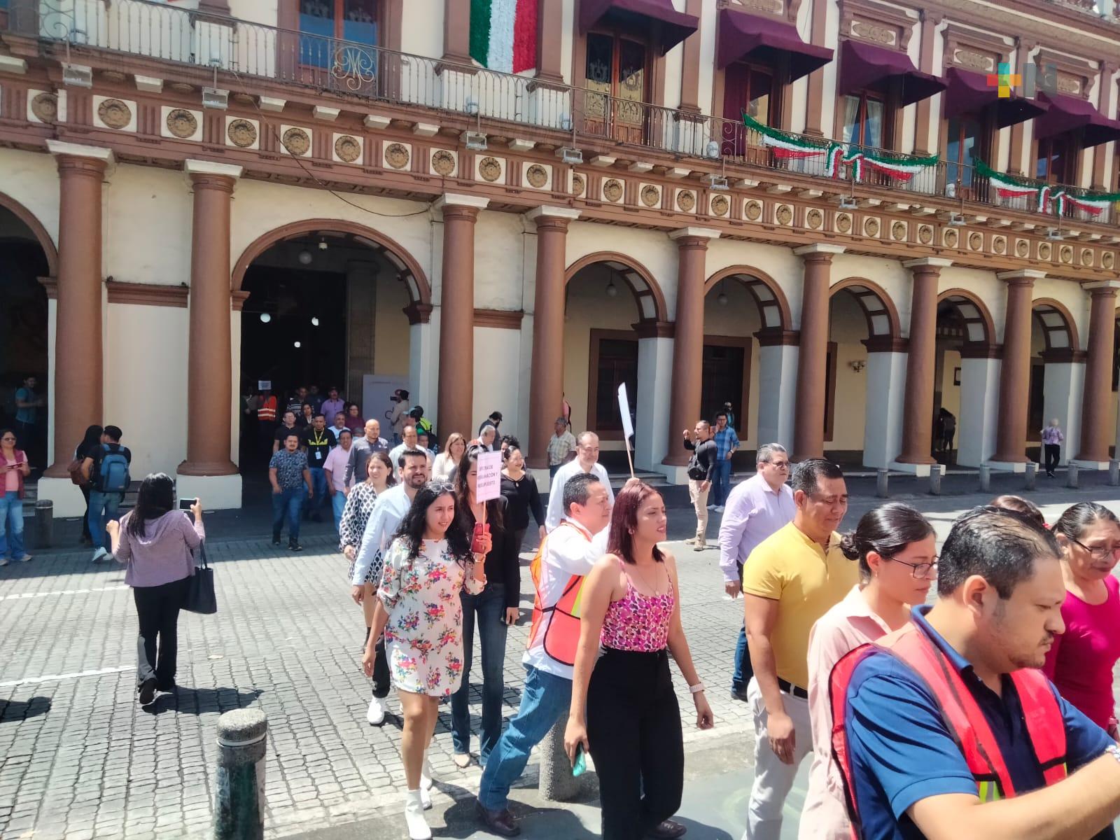 Trabajadores estatales participan en simulacro de sismo en Xalapa