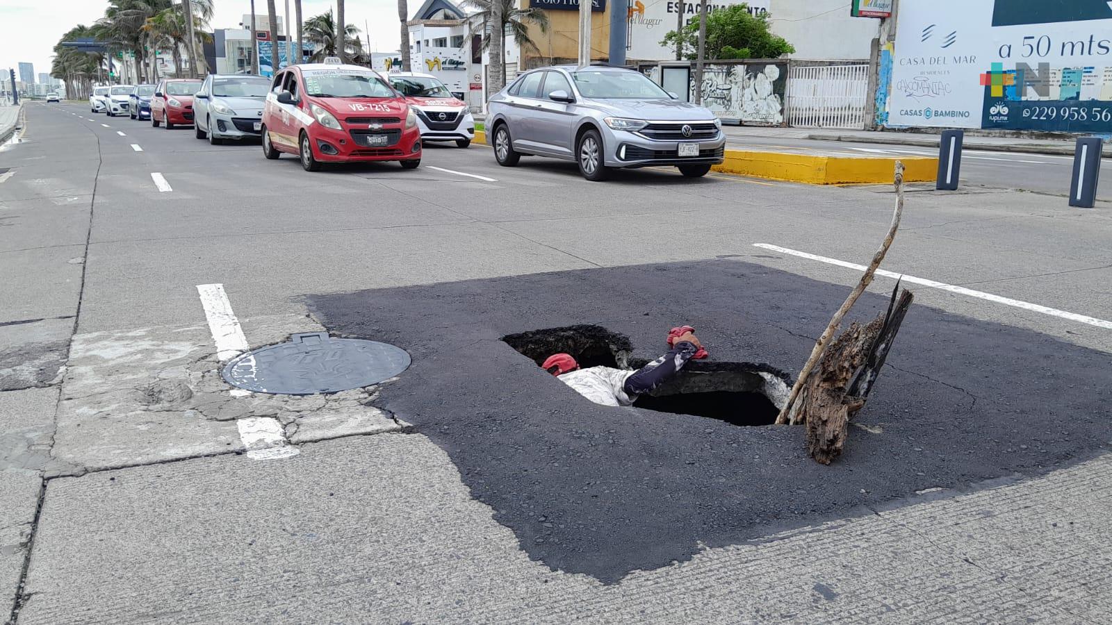 Intensas lluvias provocan socavón en bulevar del municipio de Veracruz, afecta tres vehículos