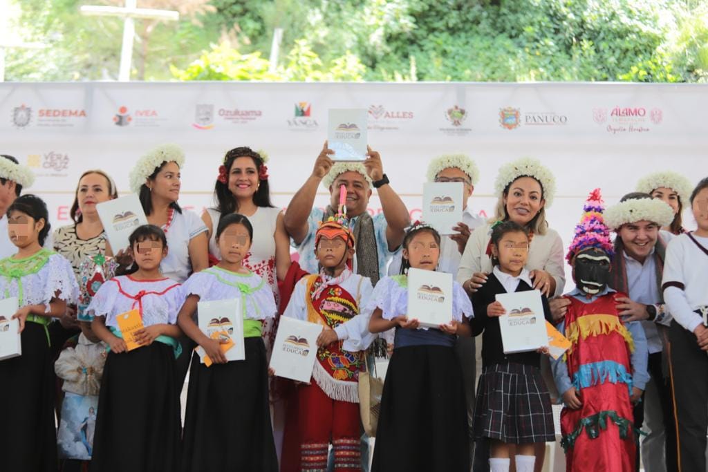 Entrega Eric Cisneros libretas  “Reciclando para Educar” a niños en Soledad Atzompa