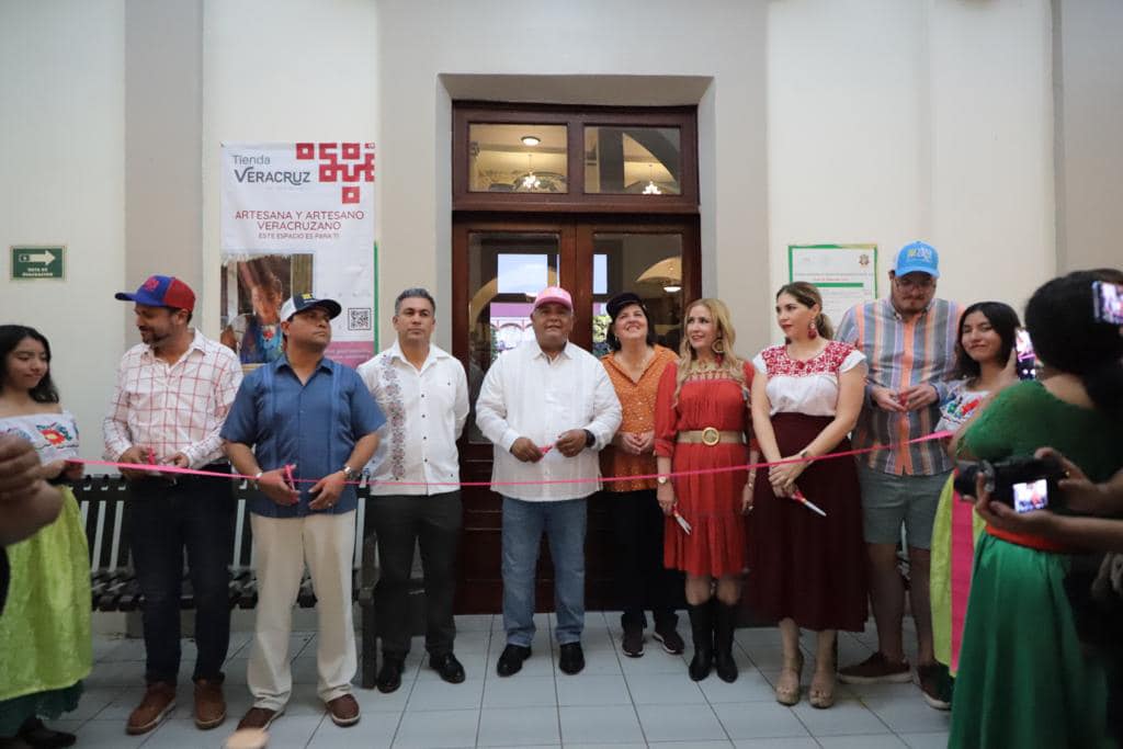 Eric Cisneros asiste a la inauguración de nueva Tienda Veracruz Me Llena de Orgullo