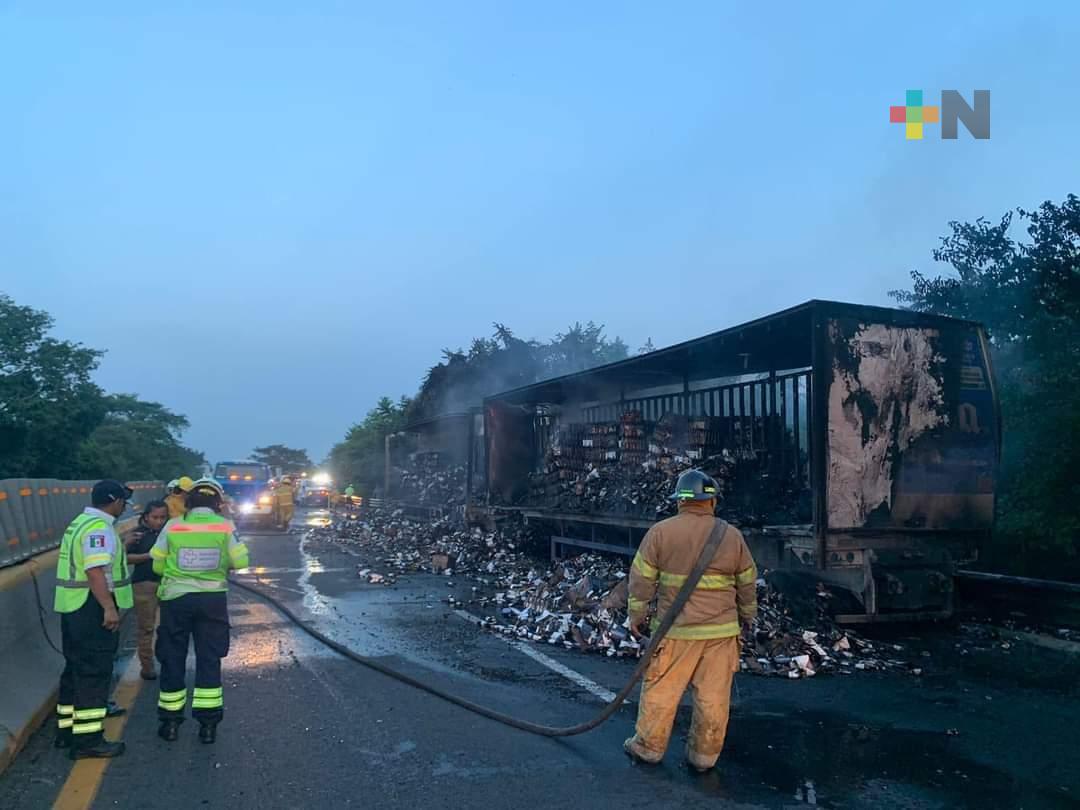 Tractocamión se incendia en autopista La Tinaja – Cosoleacaque, sin reporte de víctimas mortales