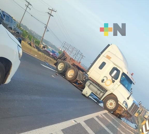 Tráiler provoca cierre en entrada autopista Veracruz-Cardel
