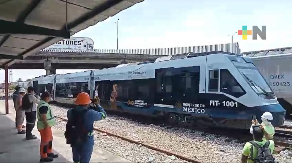 Cambian imagen a nuevo tren de pasajeros ruta Coatza-Salina Cruz