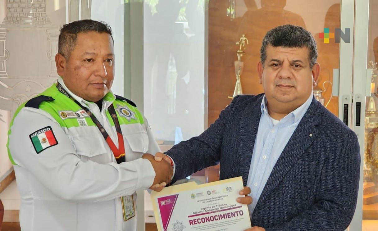 SSP entrega reconocimiento al oficial de tránsito Gilberto Contreras