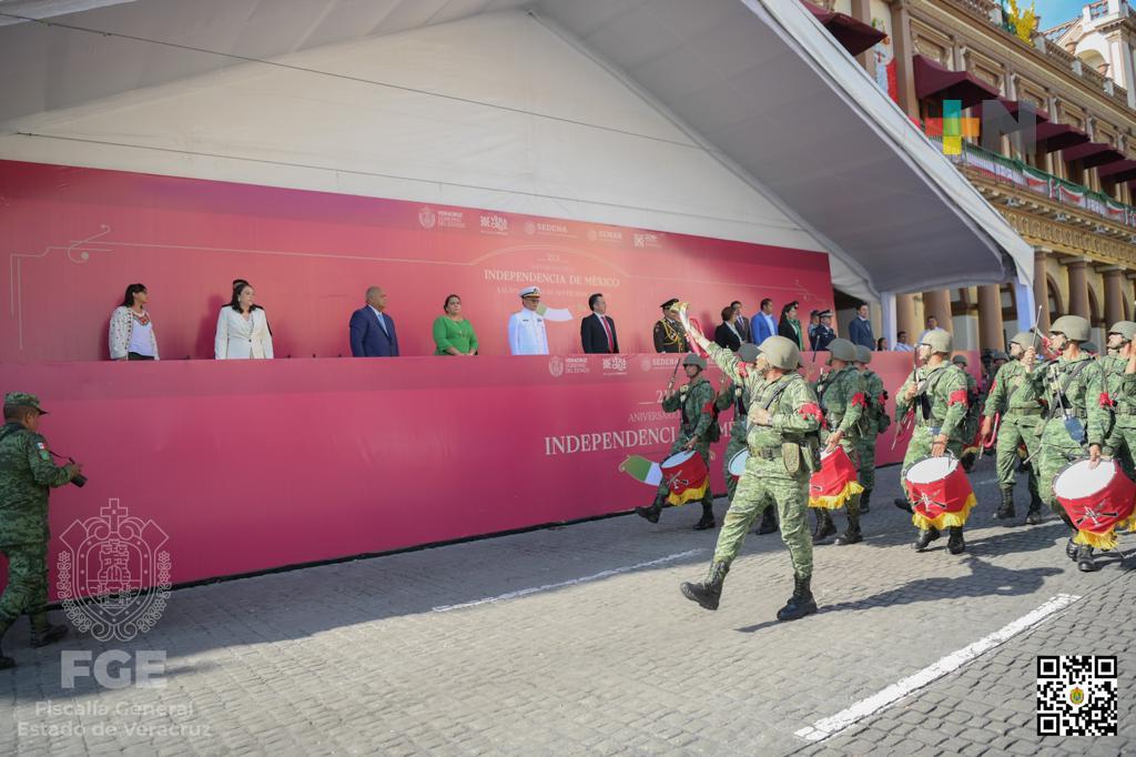 Asiste Fiscal general al desfile cívico militar por 213 aniversario de la Independencia