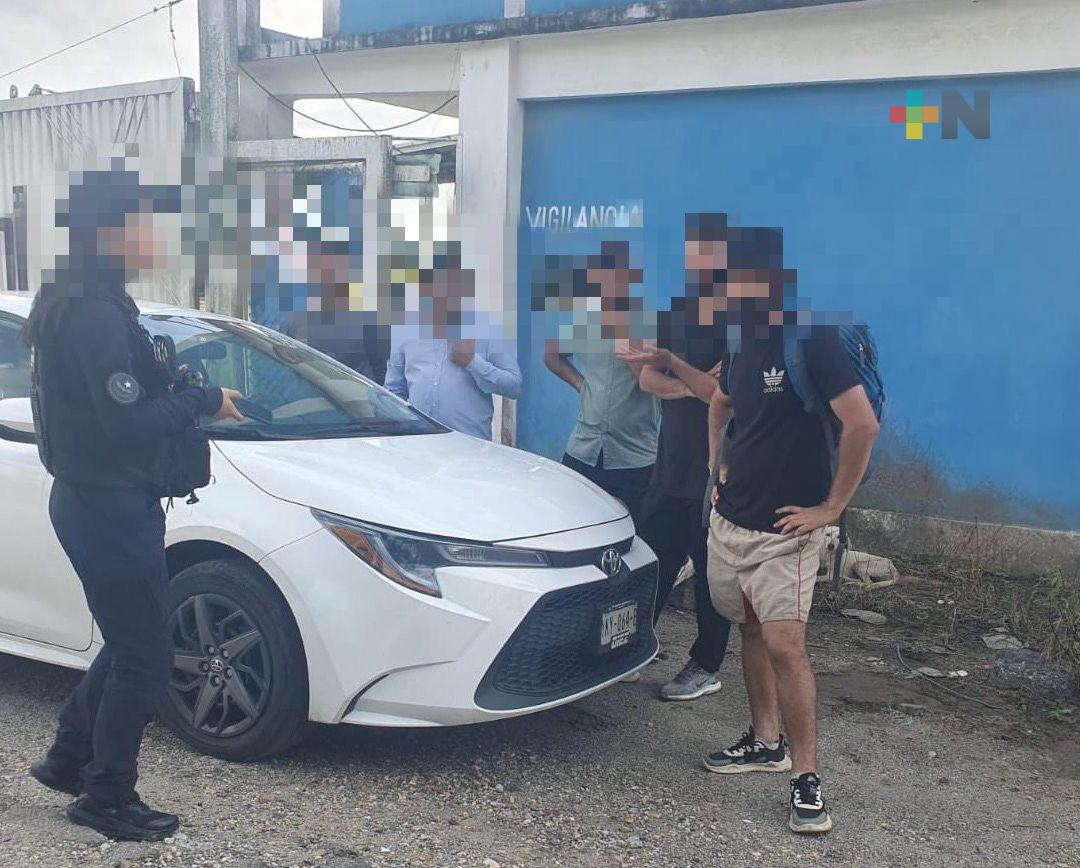 Resguarda policía estatal a cinco personas iraquíes en Ixhuatlán de Sureste