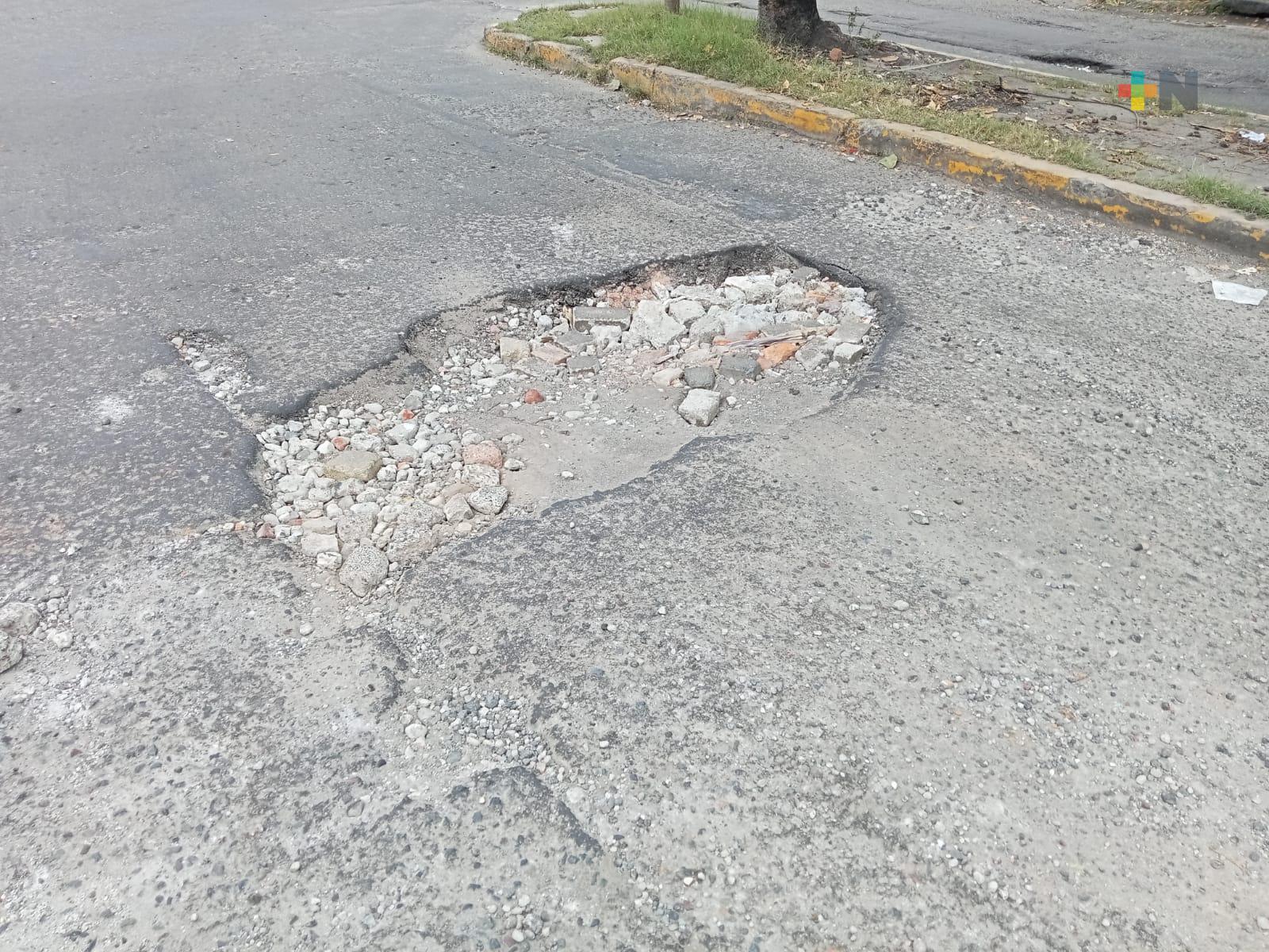 Baches en calles y avenidas de Boca del Río siguen causando daños a vehículos