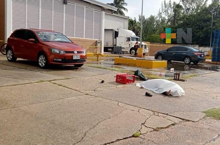 Automóvil embiste a triciclo y causa muerte a una señora en Coatzacoalcos