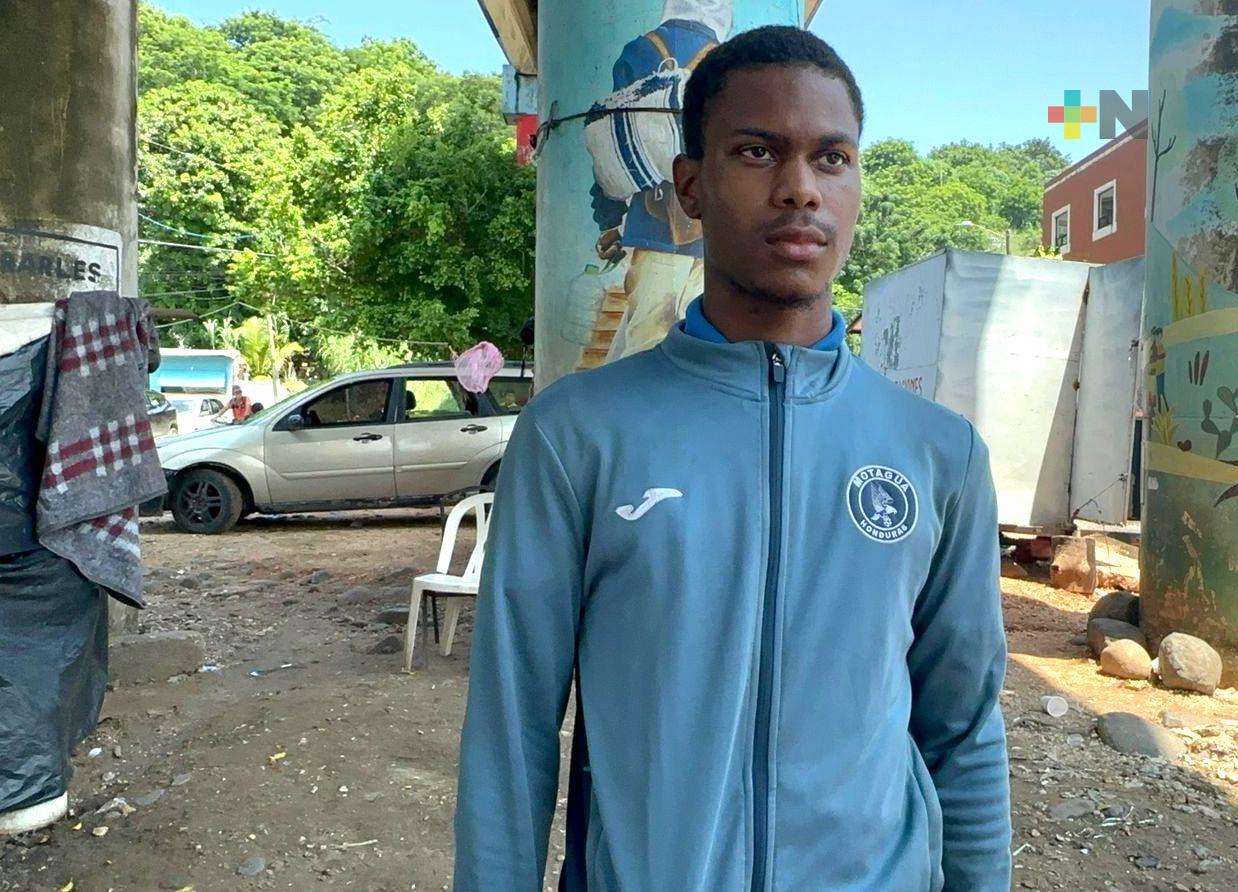 Futbolista hondureño migrante en Coatza, busca oportunidad de jugar en México