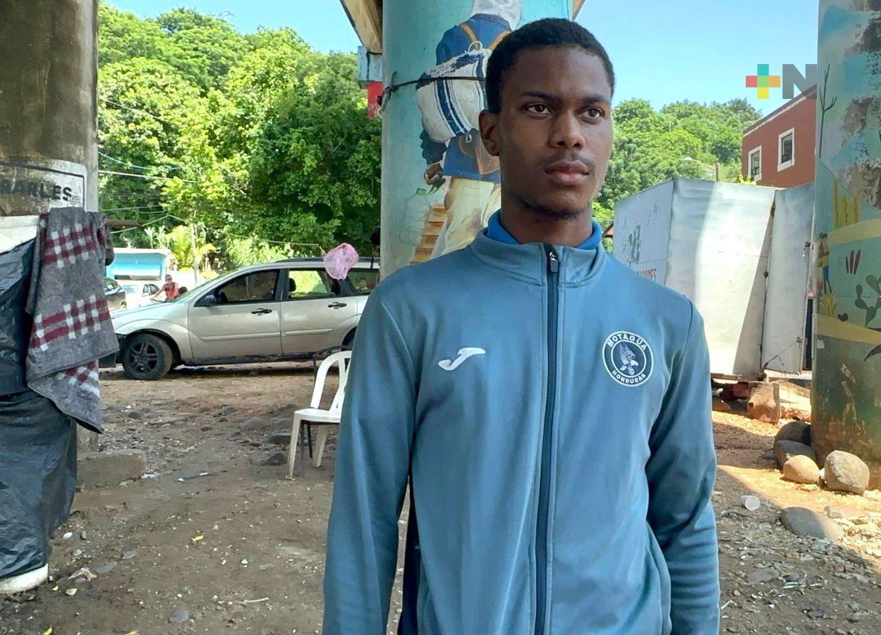 Futbolista hondureño migrante en Coatza, busca oportunidad de jugar en México