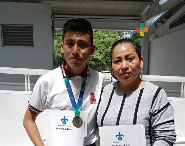 Estudiante del Cobaev 18 de Coatza, Javier Mata destaca en Olimpiada Estatal de Física