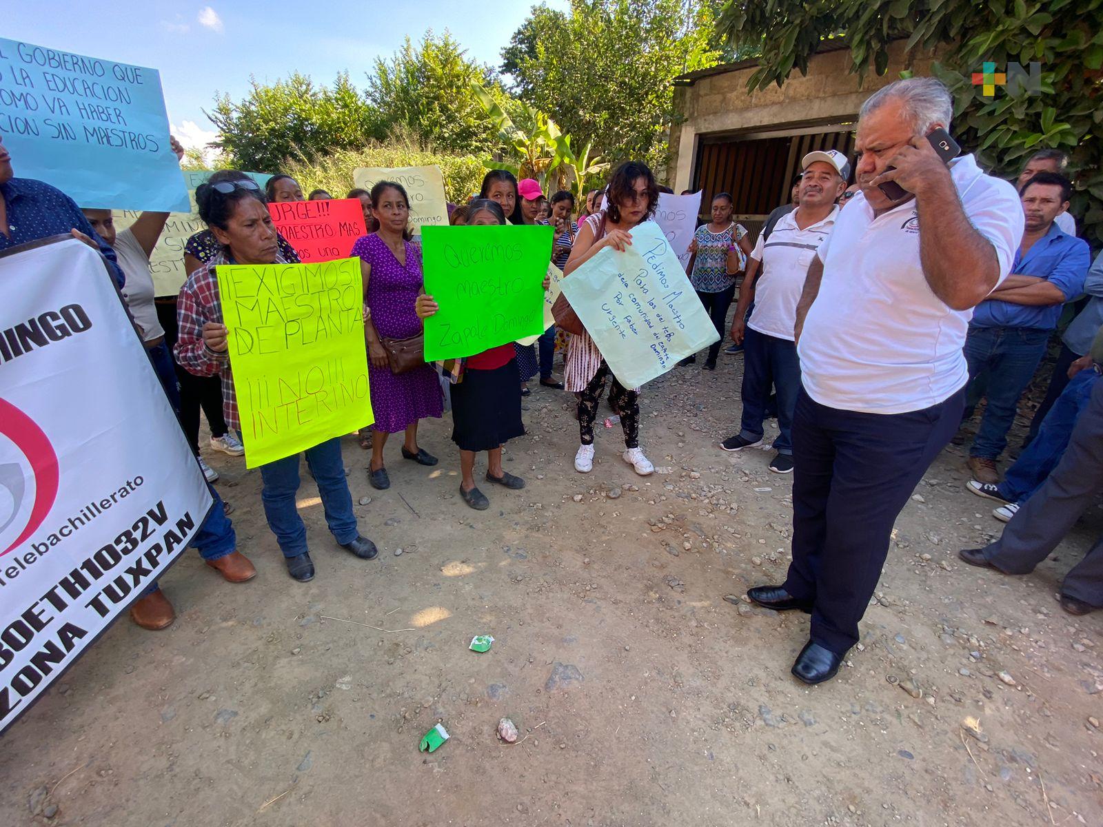 Madres y padres de familia solicitan docente para Telebachillerato en Zapote Domingo