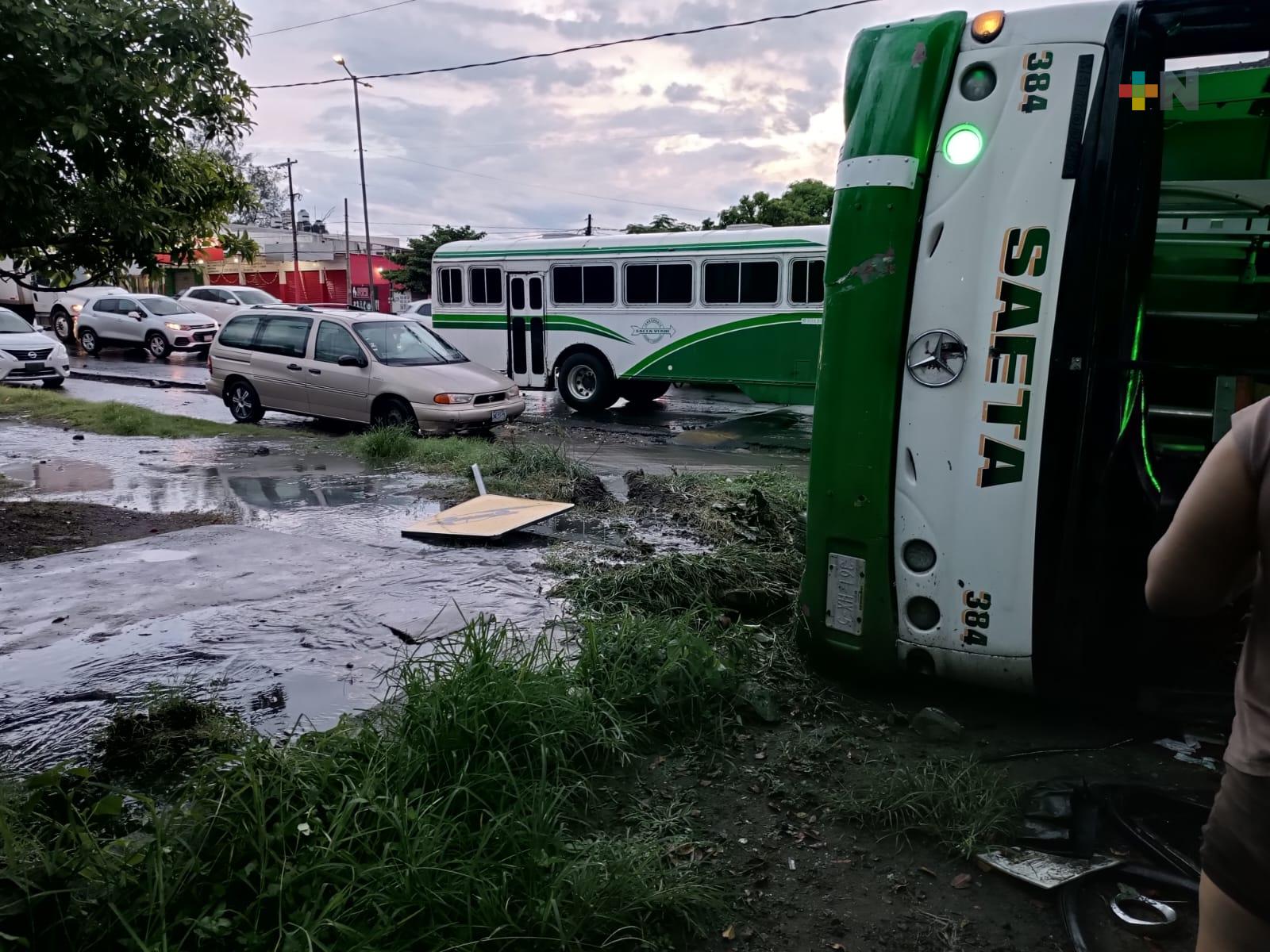 Diez personas lesionadas, saldo de volcadura de urbano en municipio de Veracruz