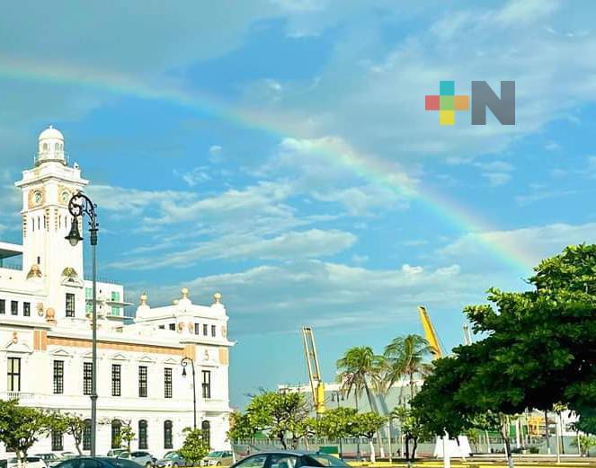Arcoíris sorprende al puerto de Veracruz
