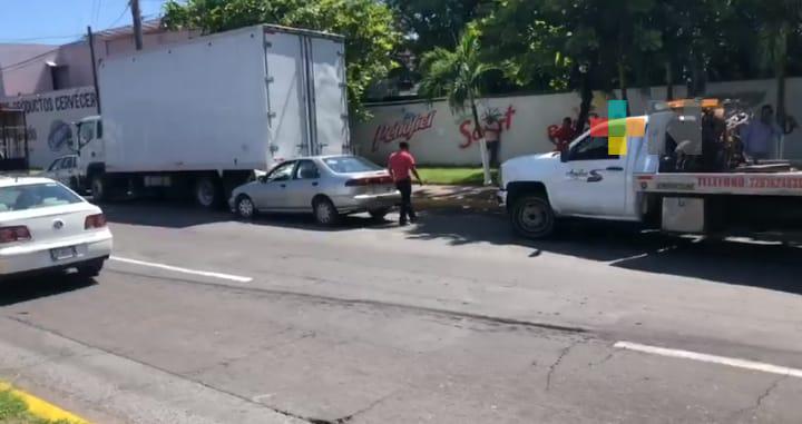 Automóvil se impactó en parte trasera de camión de carga en Veracruz puerto