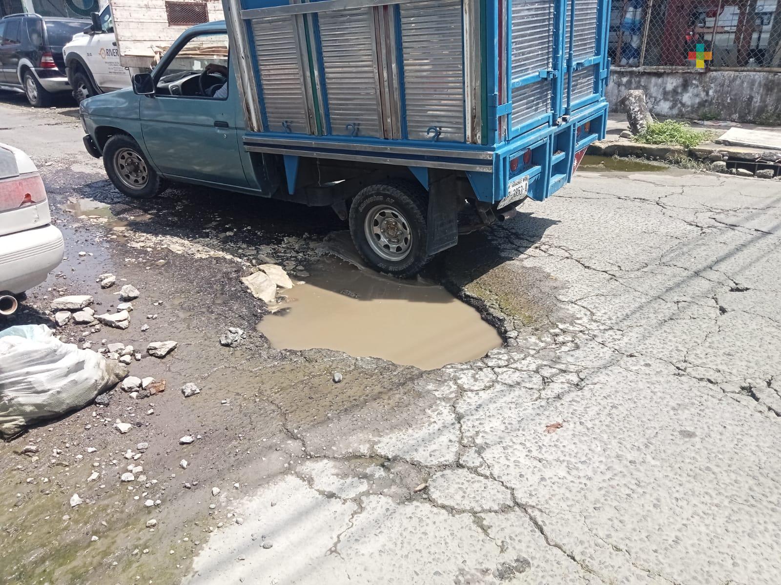 Cansados de reportar baches y aguas negras en calle Olmedo de Boca del Río