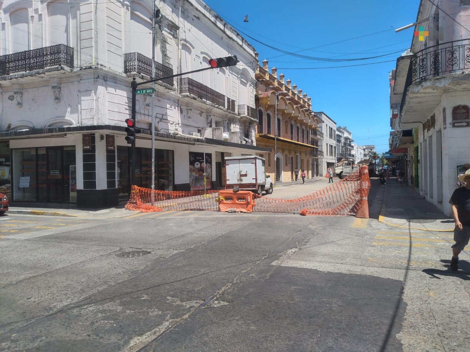 Por alcantarillado cierran calle Mario Molina en Veracruz puerto