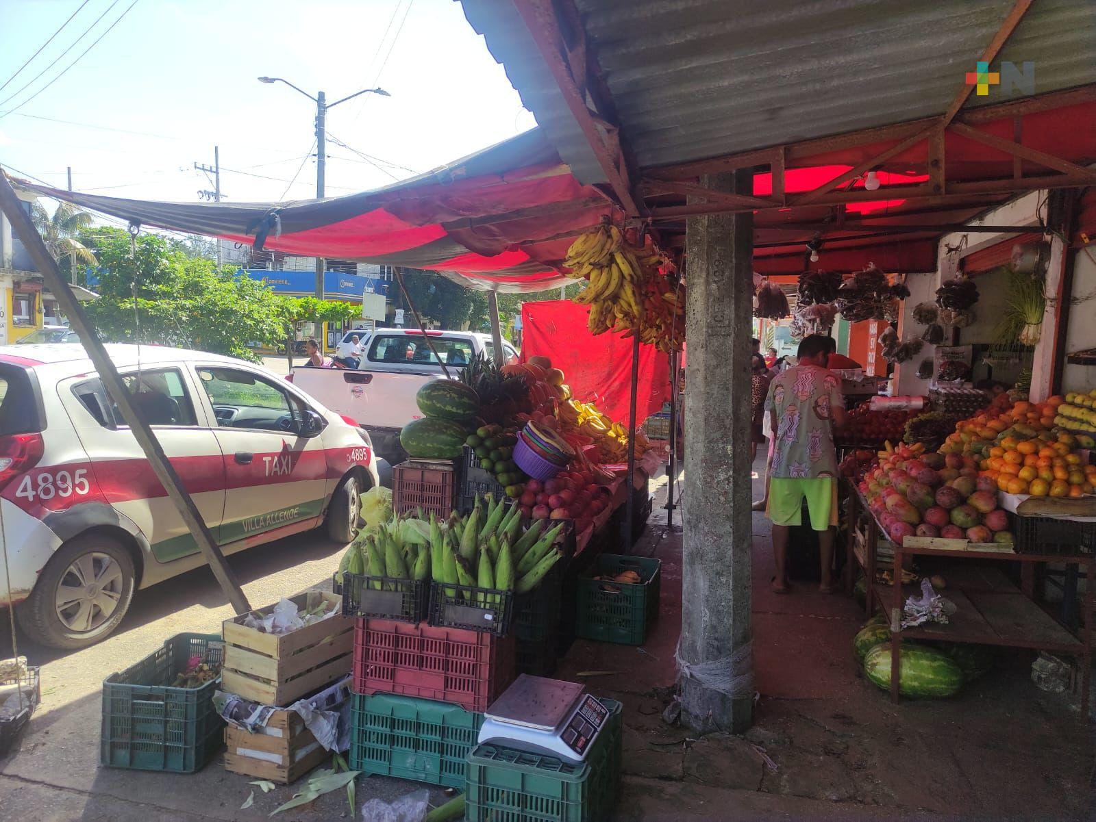 Retirar a comerciantes de banquetas en Villa Allende, piden vecinos