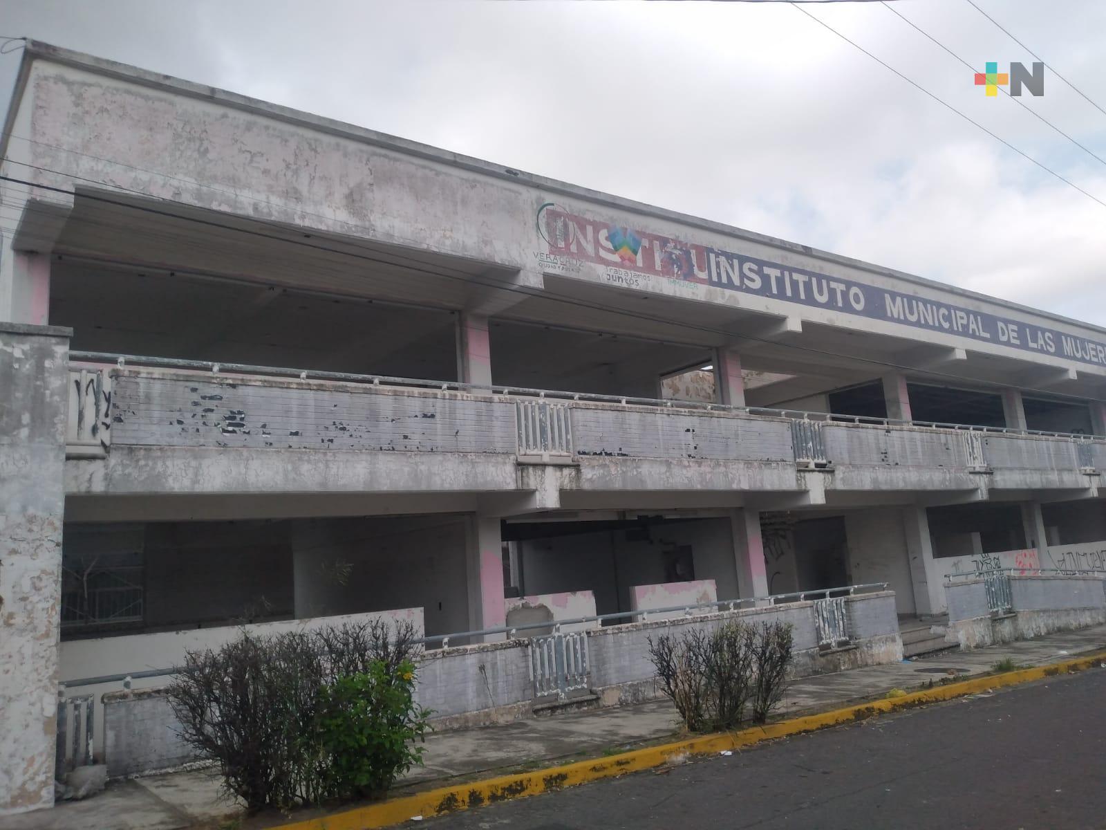 Denuncian abandono de edificio que albergara al Instituto Municipal de la Mujer  de Veracruz