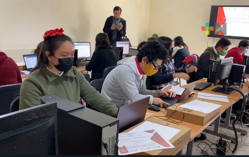 Exhortan a planteles educativos de Tuxpan a tramitar escrituras