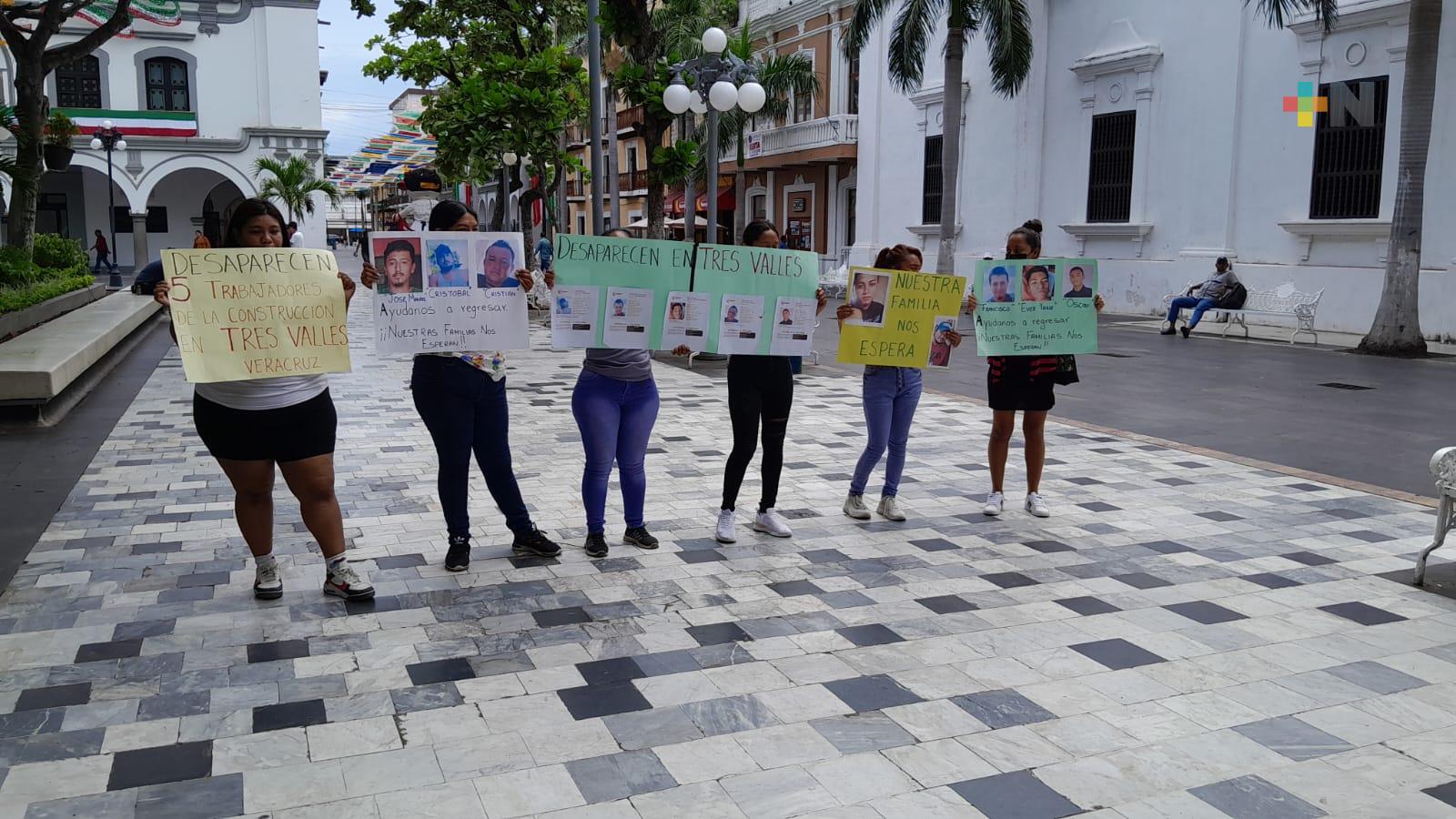 Familiares de albañiles desaparecidos se manifiestan en zócalo de Veracruz