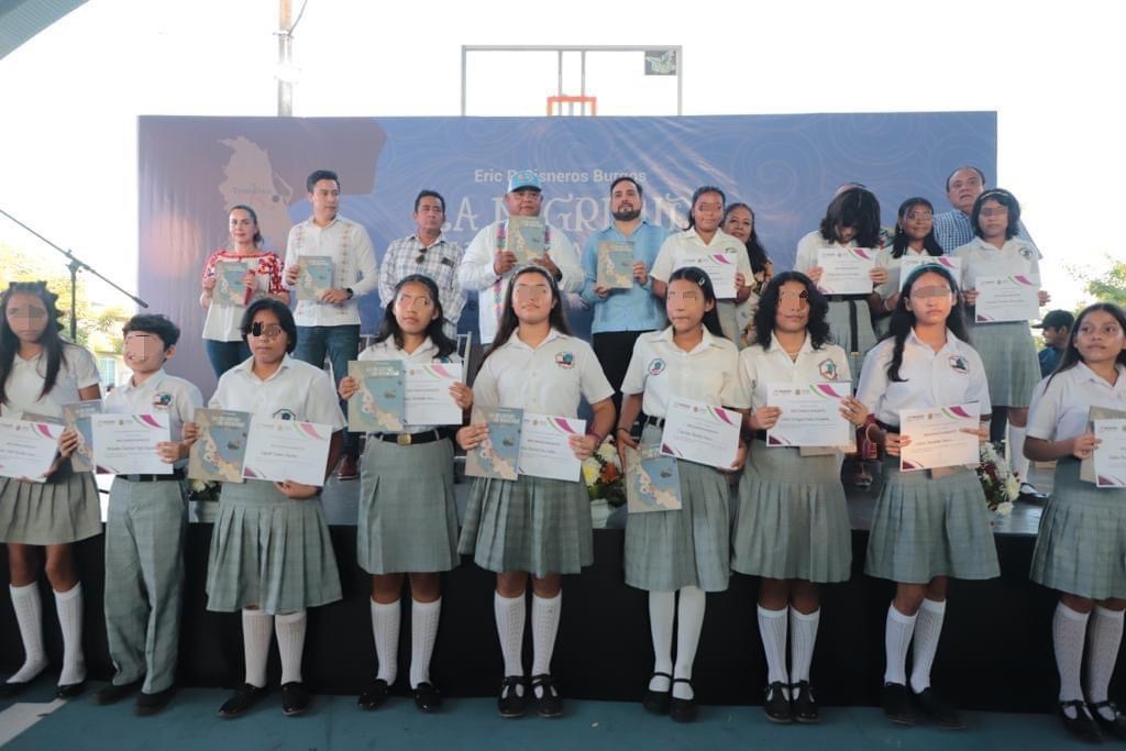Reconoce Eric Cisneros a más de 500 estudiantes por excelencia académica en Medellín de Bravo