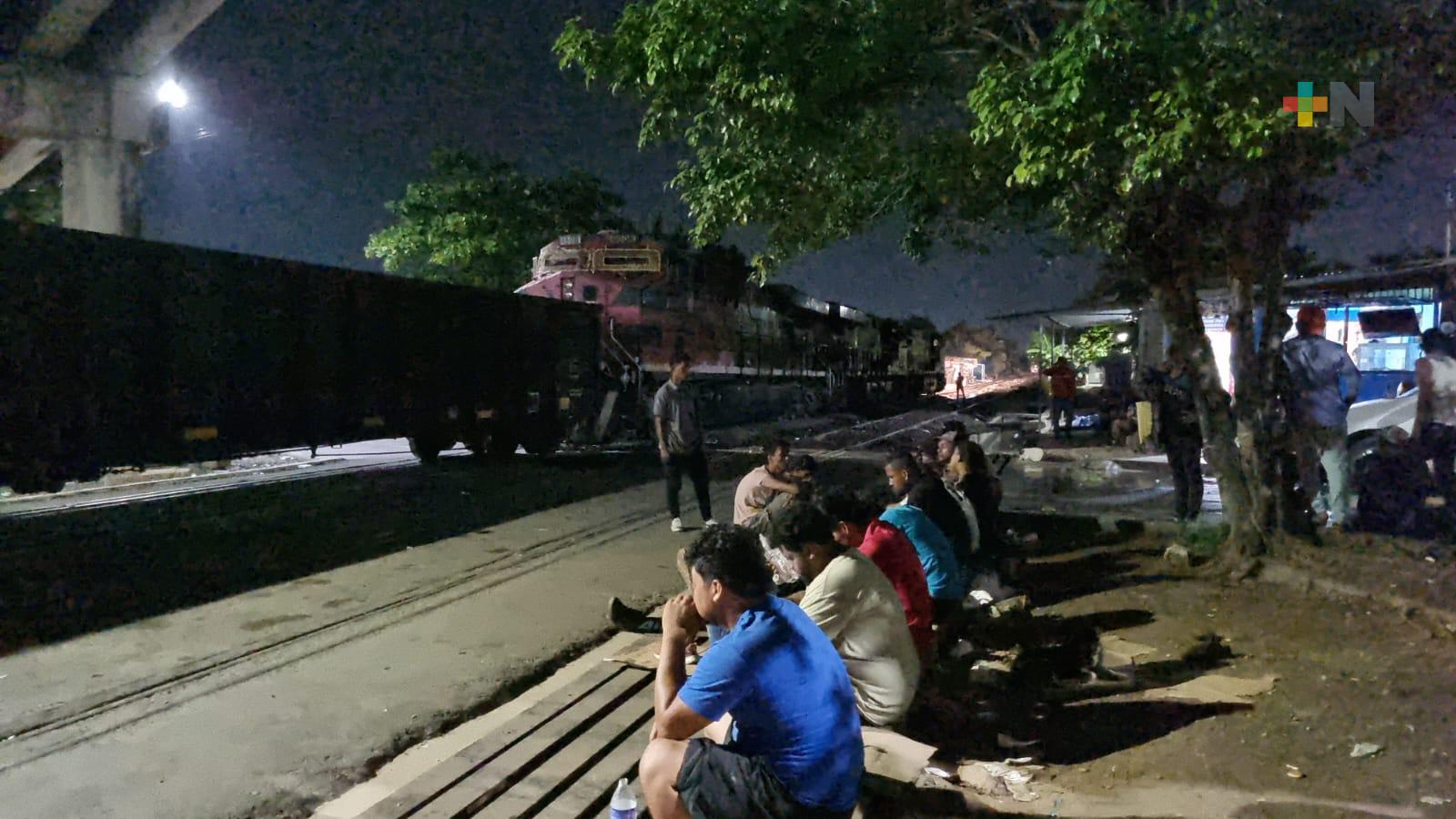 Migrantes suben a vagones de tren ante falta de recursos