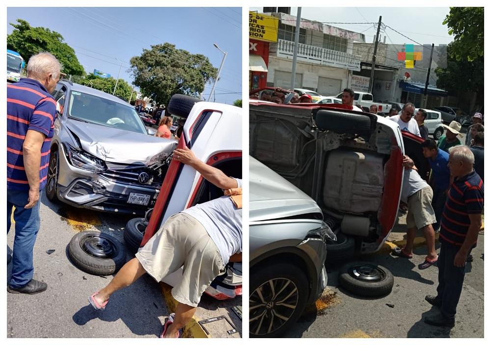 Aparatoso percance automovilístico sobre avenida Cuauhtémoc de Veracruz