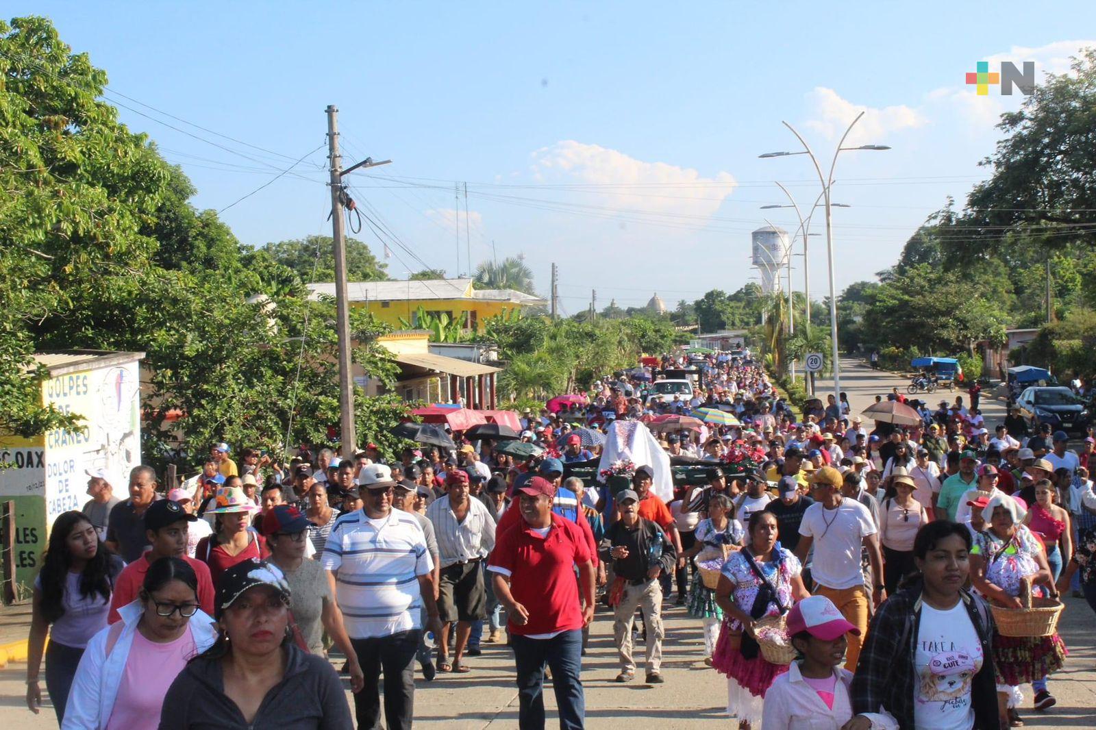 Peregrinos viven la devoción del Cristo Negro en Otatitlán