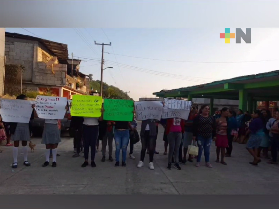 Esperan llegada de maestros en telesecundaria del municipio de Ilamatlán
