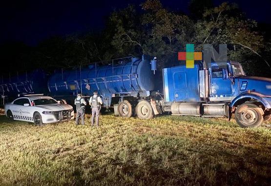 En Veracruz, Guardia Nacional asegura tractocamión con 60 mil litros de hidrocarburo