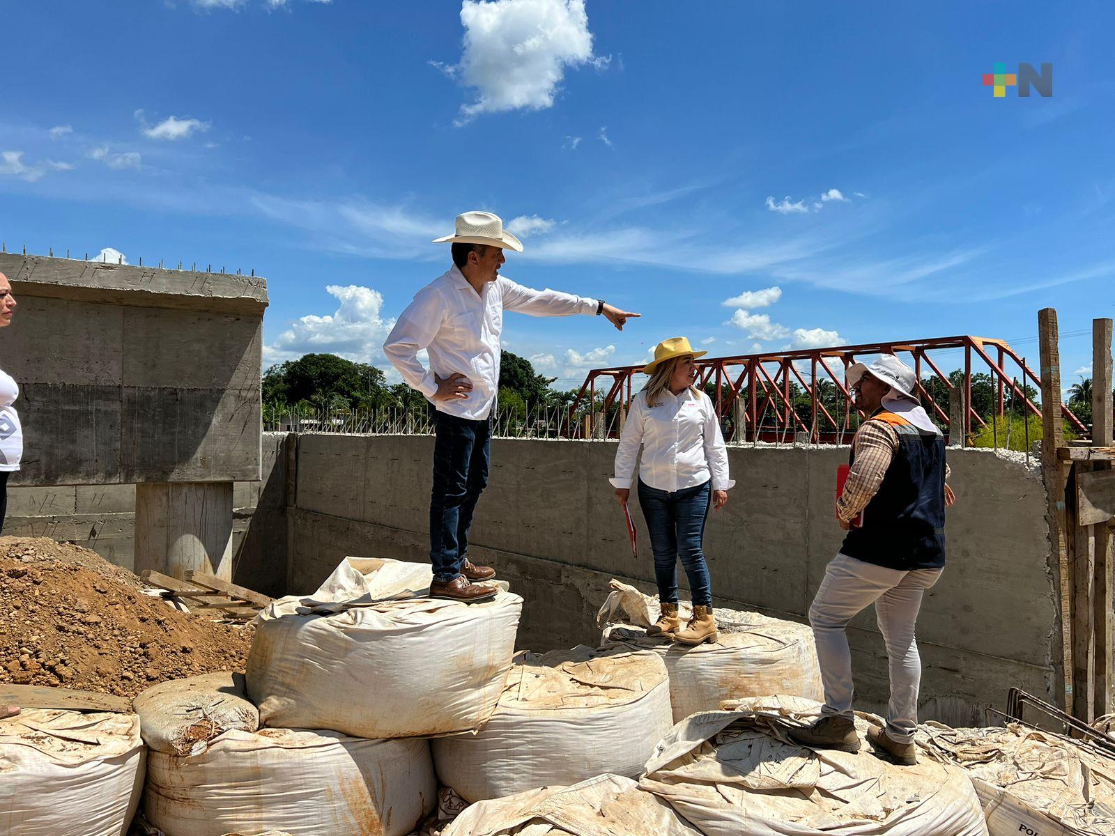 Supervisó gobernador Cuitláhuac García avance de puente del río Tesechoacán, en José Azueta