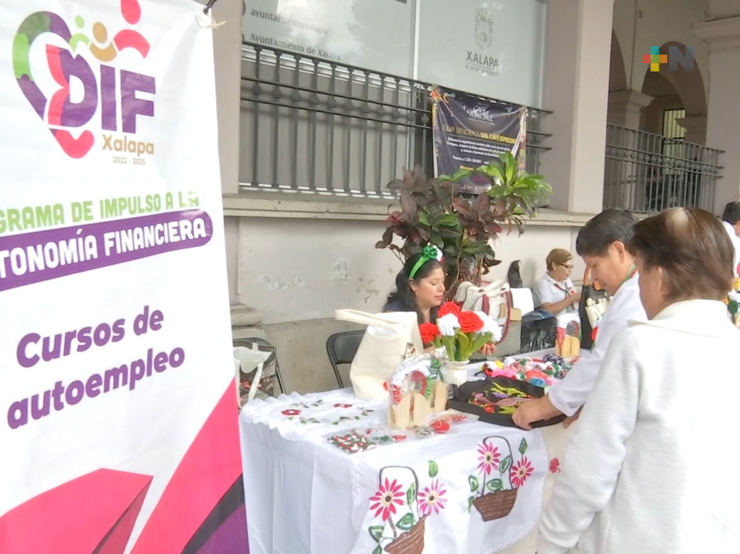 Exponen productos de talleres de autoempleo en bajos de palacio municipal de Xalapa