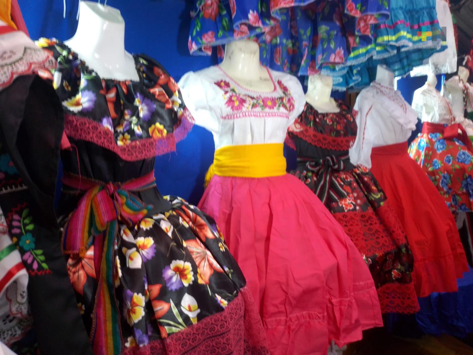 Aumenta demanda de trajes tipicos para infantes en el mercado Hidalgo de Veracruz