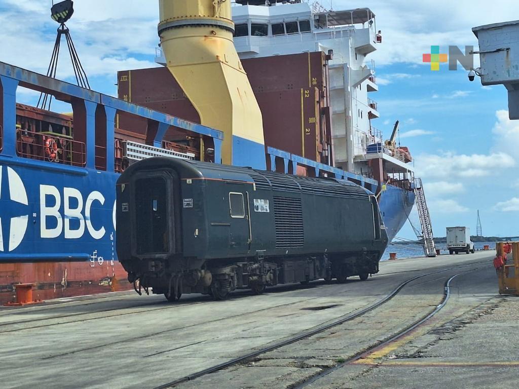 Desembarcan tres locomotoras y 11 vagones en Coatza para el Corredor Interoceánico