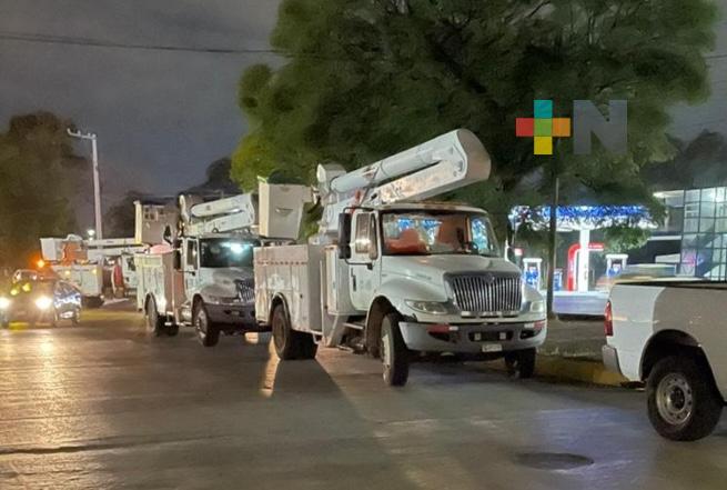 CFE restablece servicio eléctrico al 40 por ciento de los afectados por el huracán Otis, en Guerrero