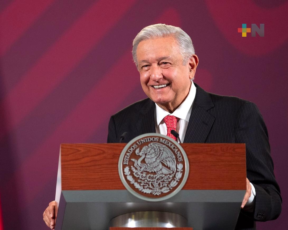 Presidente reprocha críticas por entregar presea de la milicia a Salvador Cienfuegos