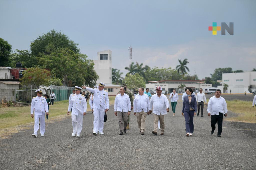 Recorre Cuitláhuac García base aeronaval de Tuxpan, en donde se rehabilita la pista