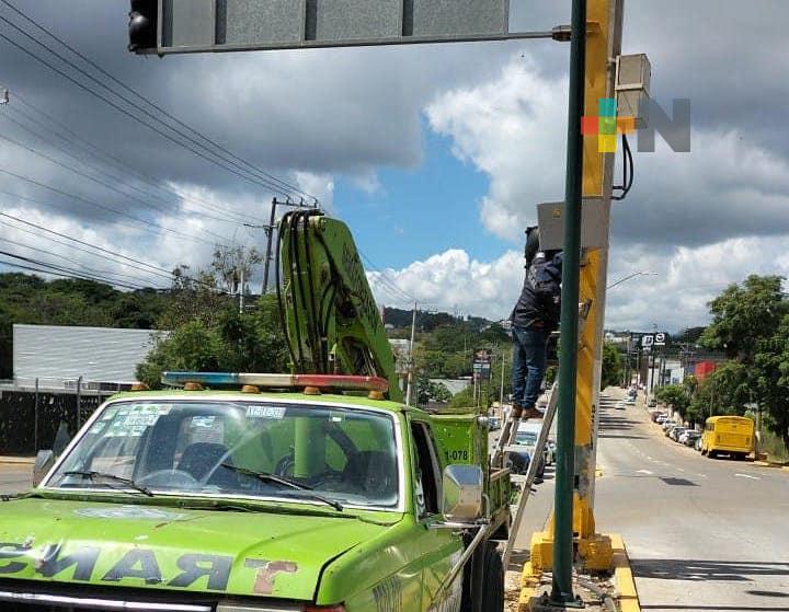 Dirección General de Tránsito del Estado repara semáforos en Arco Sur